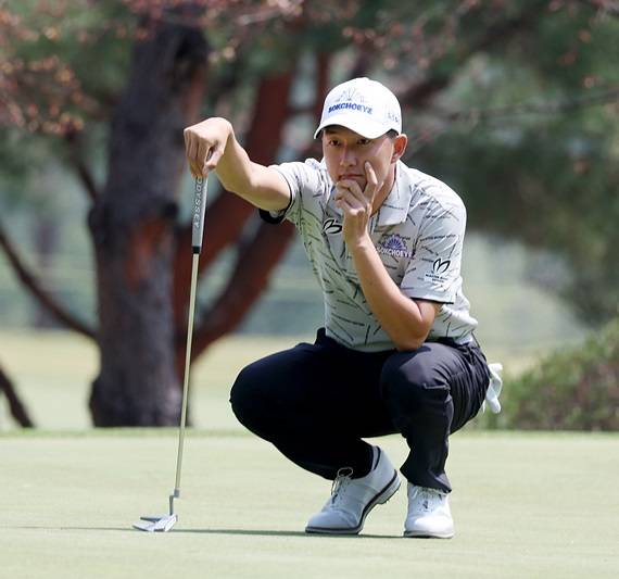 2025년 한국프로골프(KPGA) 투어 우리금융 챔피언십 우승 경쟁에 가세한 이태훈(캐나다), 문도엽, 강태영, 옥태훈, 박준홍, 김백준, 박일환 프로. 사진은 김백준 선수가 3라운드에서 경기하는 모습이다. 사진제공=KPGA