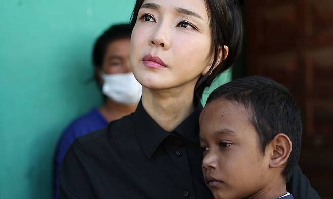 김건희 여사는 지난 캄보디아 프놈펜에 있는 14살 선천성 심장질환 소년의 집을 찾아가 안으며 회복을 빌었다. 대통령실 제공