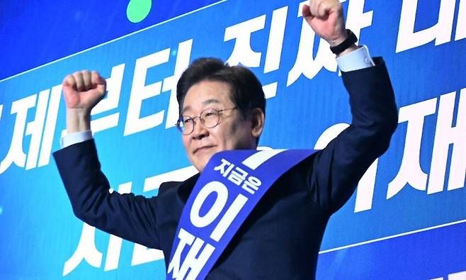 이재명 더불어민주당 대선 경선 후보가 27일 경기 고양시 킨텍스에서 열린 \\\'제21대 대통령선거 후보자 선출을 위한 수도권·강원·제주 경선 및 최종 후보자 선출 대회\\\'에서 손을 들어 인사하고 있다. 공동취재사진