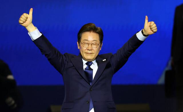 더불어민주당 대통령선거 후보로 선출된 이재명 후보가 27일 경기 고양시 킨텍스에서 열린 제21대 대통령선거 후보자 선출을 위한 수도권·강원·제주· 경선 및 최종 후보자 선출대회에서 두 손을 번쩍 들고 있다. 김경호 선임기자 jijae@hani.co.kr