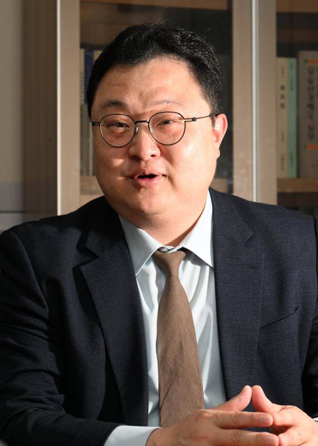 한덕수 대통령 권한대행 국무총리의 헌법재판관 후보자 지명에 제동을 거는 계기가 된 헌법소원을 낸 김정환 변호사가 23일 서울 서초구 법무법인 도담 사무실에서 한국일보 기자와 인터뷰를 하고 있다. 왕태석 선임기자 한덕수 대통령 권한대행 국무총리의 헌법재판관 후보자 지명에 제동을 거는 계기가 된 헌법소원을 낸 김정환 변호사가 23일 서울 서초구 법무법인 도담 사무실에서 한국일보 기자와 인터뷰를 하고 있다. 왕태석 선임기자