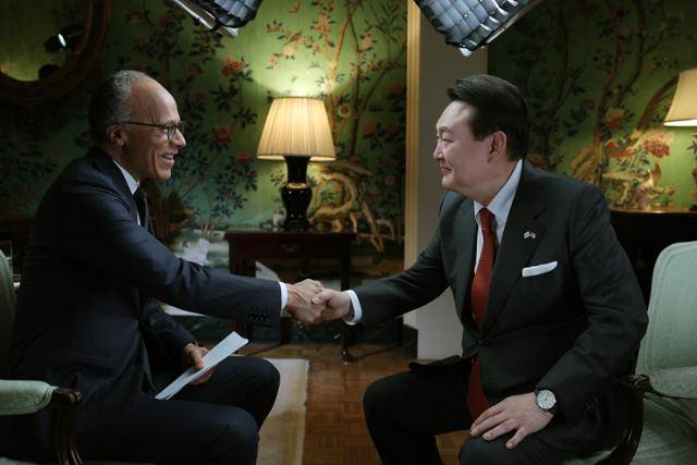 2023년 4월 24일 미국을 국빈 방문한 윤석열 전 대통령이 워싱턴 '블레어 하우스'에서 NBC와 인터뷰 하고 있다. 대통령실 제공