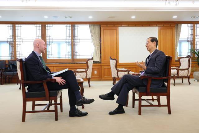 한덕수 대통령 권한대행이 4월 17일 정부서울청사에서 영국 파이낸셜타임스(FT) 서울지국장과 미국 관세조치에 대한 대응, 국정운영 및 안보 정책 방향 등에 대한 인터뷰를 하고 있다. 국무총리실 제공