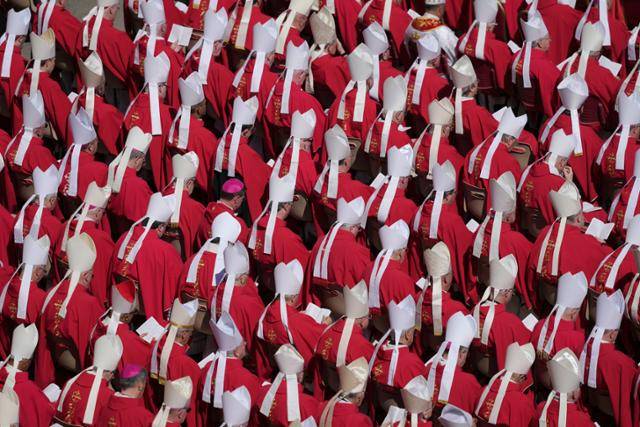26일 성직자들이 바티칸 성 베드로 광장에서 열린 프란치스코 교황 장례식에 참석하고 있다. 바티칸=AP 뉴시스