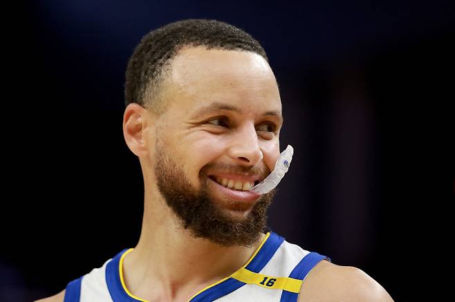 <yonhap photo-3747=""> SAN FRANCISCO, CALIFORNIA - APRIL 26: Stephen Curry #30 of the Golden State Warriors smiles while chewing on his mouthguard during the third quarter in Game Three of the Western Conference First Round NBA Playoffs against the Houston Rockets at Chase Center on April 26, 2025 in San Francisco, California. NOTE TO USER: User expressly acknowledges and agrees that, by downloading and or using this photograph, User is consenting to the terms and conditions of the Getty Images License Agreement. Ezra Shaw/Getty Images/AFP (Photo by EZRA SHAW / GETTY IMAGES NORTH AMERICA / Getty Images via AFP)/2025-04-27 11:31:51/ <저작권자 ⓒ 1980-2025 ㈜연합뉴스. 무단 전재 재배포 금지, AI 학습 및 활용 금지></yonhap>