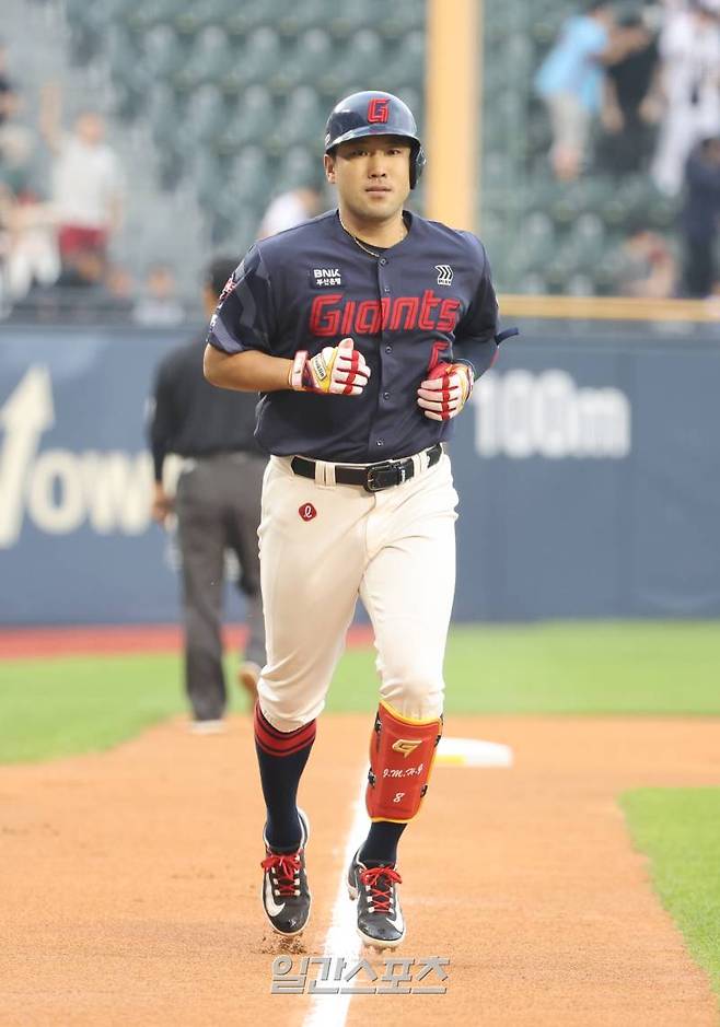 전준우가 27일 두산전에서 홈런을 때려냈다. IS 포토