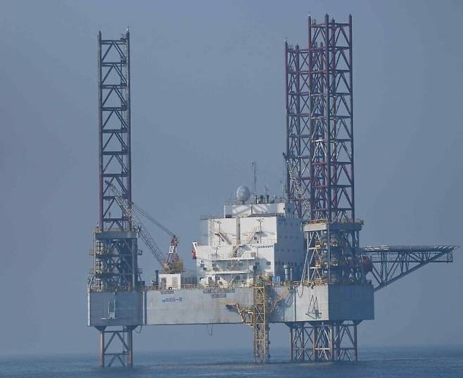 서해 잠정조치수역에 중국이 지난 2022년 설치한 석유 실추설비 형태의 구조물. 엄태영 국민의힘 의원실 제공