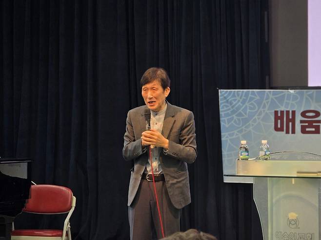 문태순 백석대 전 교수가 26일 경기도 고양 예수인교회에서 '주역의 점괘와 신앙생활'을 주제로 발표하고 있다.