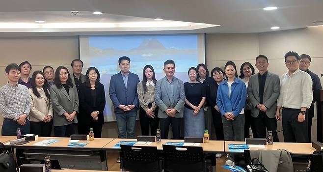 한진관광 타히티 크루즈 설명회 단체사진 / 사진=한진관광