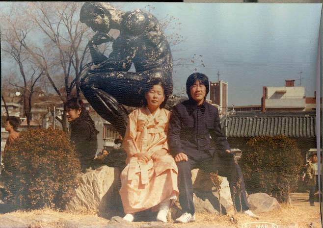 1982년 중앙대 입학 당시 어머니와 함께. 더불어민주당