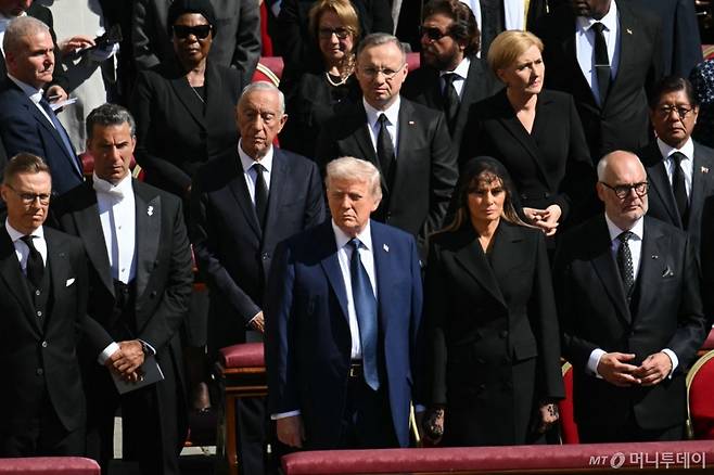 (AFP=뉴스1) = 도널드 트럼프 미국 대통령과 멜라니아 트럼프 여사를 비롯한 해외 정상들이 26일 오후(현지시간) 바티칸 성 베드로 광장에서 열린 프란치스코 교황의 장례 미사에 참석해 있다. ⓒ AFP=뉴스1 Copyright (C) 뉴스1. All rights reserved. 무단 전재 및 재배포, AI학습 이용 금지. /사진=(AFP=뉴스1)