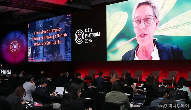 크리스틴 가드 DTU 스카이랩 기술 책임자가 25일 영등포구 콘래드 서울 호텔에서 머니투데이 주최로 진행된 '2025 키플랫폼' 특별세션3에서 '비전을 현실로 옮기다: 덴마크 대학교 스타트업 허브의 12년 간의 성장'에 대해 영상으로 발표하고 있다. /사진=김창현 기자 chmt@
