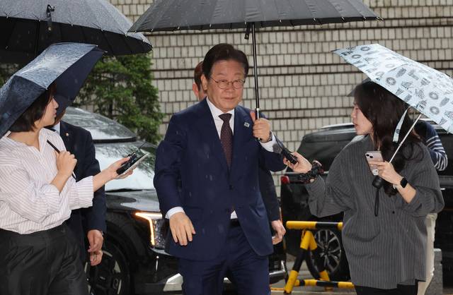 이재명(가운데) 더불어민주당 대선 경선 후보. 연합뉴스