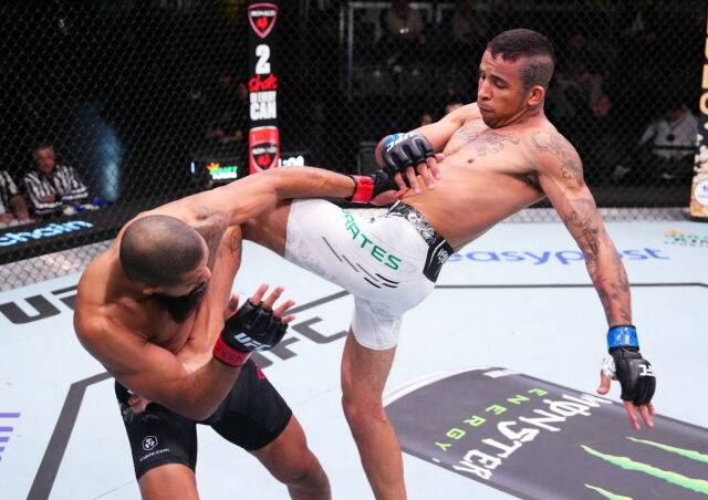 프라치스(오른쪽)가 보디킥을 적중하고 있다. /UFC 제공