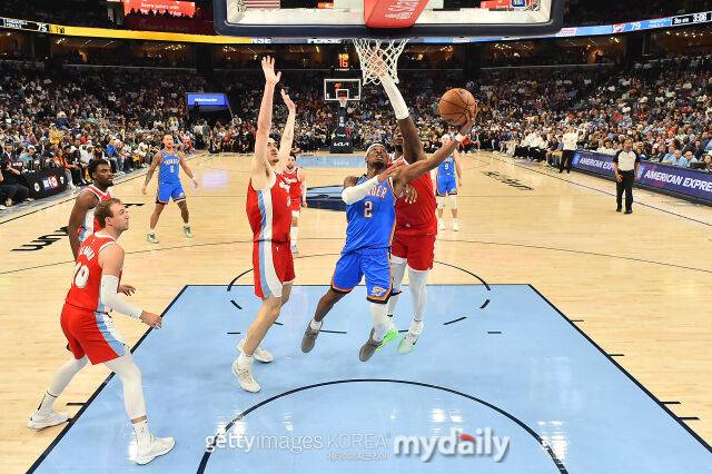 SGA(오른쪽에서 두 번째)가 27일 멤피스와 경기에서 수비수들을 제치고 레이업하고 있다. /게티이미지코리아