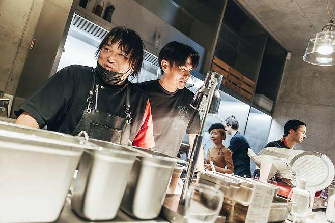 동료들과 함께 있는 미즈하라 셰프. 그는 사람에 투자하는 것이 가장 우선시 돼야 한다고 강조했다. 헤럴드DB