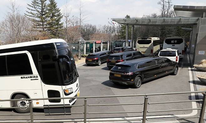 2022년 3월 27일 한 화장시설 출입구 앞에 장례차량들이 줄을 서 대기하고 있다. 뉴스1