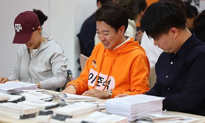 개혁신당 이준석 대선후보가 27일 서울 강남구에 마련된 선거캠프에서 손편지 홍보물 봉입 행사 '이준석과 함께-편지로 정치를 바꾼다'에 참석해 유권자들에게 보낼 손편지를 봉입하고 있다. 연합뉴스