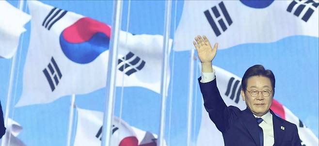 27일 경기도 고양시 킨텍스에서 열린 더불어민주당 제21대 대통령 선거 후보자 선출을 위한 수도권·강원·제주 합동연설회에서 이재명 후보가 대선후보로 선출된 후 수락연설을 하기 전 손을 들어 인사하고 있다. 공동취재