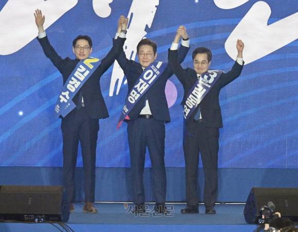 더불어민주당 이재명 대선 경선 후보가 27일 경기 고양시 킨텍스에서 열린 ‘제21대 대통령선거 후보자 선출을 위한 수도권·강원·제주 경선 및 최종 후보자 선출 대회’에서 최종 후보로 확정된 뒤 김경수·김동연 후보와 기념 촬영하고 있다. 2025.4.27