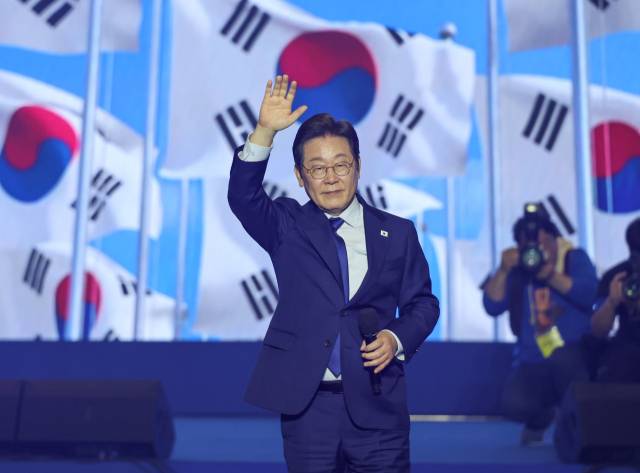 이재명 더불어민주당 대선 후보가 27일 경기 고양시 킨텍스에서 열린 수도권·강원·제주 합동연설회에 참석해 최종 후보로 선출된 뒤 수락 연설을 하고 있다. 뉴스1