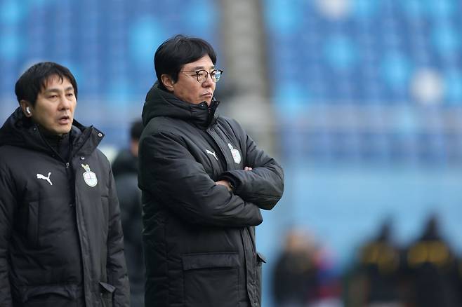 황선홍 대전하나시티즌 감독은 광주-알힐랄의 ACLE 8강전을 TV로 시청한 뒤 “K리그에 과제가 생겼다”고 말했다. 사진제공|한국프로축구연맹