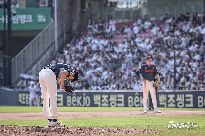 ▲ 두산 팬들과 선수단을 향해 인사하는 정철원.