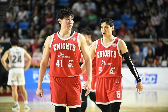 ▲ 오세근과 김선형(왼쪽부터) ⓒ KBL