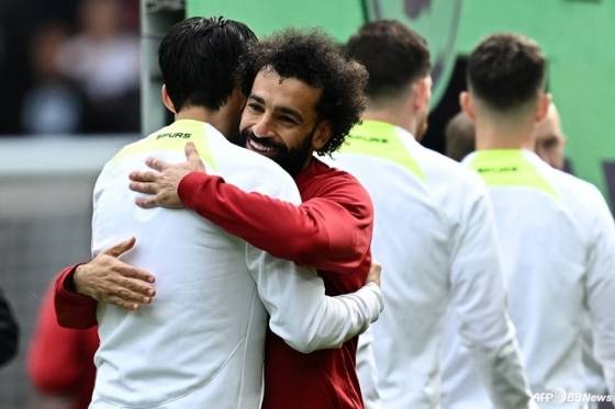 모하메드 살라(빨간색 옷)가 손흥민과 포옹하고 있다. /AFPBBNews=뉴스1