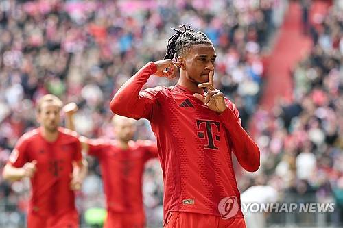 바이에른 뮌헨은 26일(한국시간) 독일 뮌헨에 위치한 알리안츠 아레나에서 열린 마인츠와의 2024-25시즌 분데스리가 31라운드 홈경기에서 3-0 완승을 거뒀다. 이날 김민재는 선발로 출전했지만 전반 45분만 뛰고 교체됐다. 뮌헨은 지난해 10월부터 아킬레스건 부상을 입은 채로 경기를 뛴 김민재를 관리하는 차원에서 후반전 시작과 동시에 교체했다. 연합뉴스