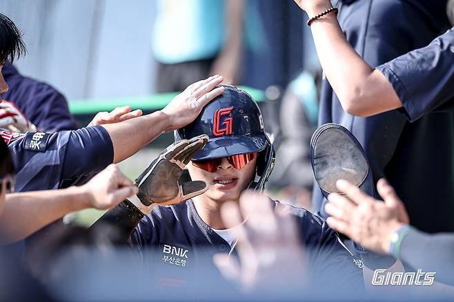 롯데 자이언츠 윤동희가 26일 잠실 두산 베어스전에서 득점 후 축하 받고 있다. 롯데 자이언츠