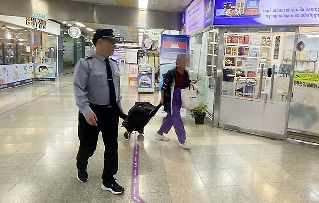 격일 경비하며 삶 즐기는 김효엽 씨 (의정부=연합뉴스) 김도윤 기자 = 지하철 1호선 의정부역 지하상가 경비원 김효엽 씨가 행인에게 길을 안내하고 있다. 2025.4.27