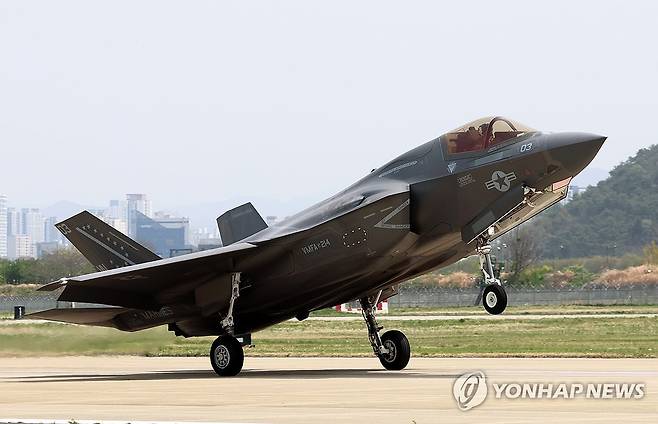 착륙하는 F-35 (광주=연합뉴스) 조남수 기자 = 18일 광주 광산구 공군 광주기지에서 열린 한미 공군 연합공중훈련 '프리덤 플래그(Freedom Flag)'에서 스텔스기 F-35가 비행을 마치고 착륙하고 있다. 2025.4.18 iso64@yna.co.kr