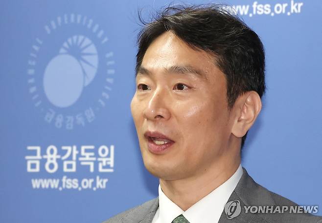 이복현 금감원장, 자본시장 현안 브리핑 (서울=연합뉴스) 김성민 기자 = 이복현 금융감독원장이 24일 서울 영등포구 금융감독원에서 열린 자본시장 현안 브리핑에서 발언하고 있다. 2025.4.24 ksm7976@yna.co.kr