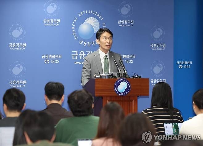 자본시장 현안 브리핑 발언하는 이복현 금감원장 (서울=연합뉴스) 김성민 기자 = 이복현 금융감독원장이 24일 서울 영등포구 금융감독원에서 열린 자본시장 현안 브리핑에서 발언하고 있다. 2025.4.24 ksm7976@yna.co.kr