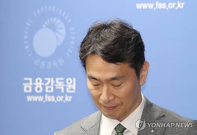 브리핑 준비하는 이복현 금감원장 (서울=연합뉴스) 김성민 기자 = 이복현 금융감독원장이 24일 서울 영등포구 금융감독원에서 열린 자본시장 현안 브리핑에서 발언 준비를 하고 있다. 025.4.24 ksm7976@yna.co.kr