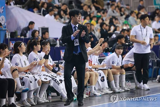 득점에 손뼉 치는 김경진 감독 (서울=연합뉴스) 신현우 기자 = 27일 서울 송파구 올림픽공원 핸드볼경기장에서 열린 신한 SOL페이 2024-2025 핸드볼 H리그 여자부 챔피언결정전 2차전 삼척시청과 SK 슈가글라더즈의 경기. SK 김경진 감독이 최수민 득점을 보며 손뼉 치고 있다. 2025.4.27 nowwego@yna.co.kr