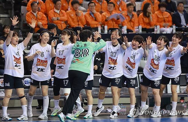 환호하는 박조은과 선수들 (서울=연합뉴스) 신현우 기자 = 27일 서울 송파구 올림픽공원 핸드볼경기장에서 열린 신한 SOL페이 2024-2025 핸드볼 H리그 여자부 챔피언결정전 2차전 삼척시청과 SK 슈가글라더즈의 경기. SK 골키퍼 박조은이 득점을 막아낸 뒤 선수들과 기뻐하고 있다. 2025.4.27 nowwego@yna.co.kr