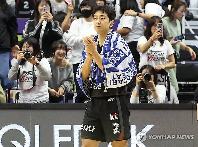 4강 플레이오프 3차전 승리한 KT (수원=연합뉴스) 홍기원 기자 = 27일 경기도 수원KT소닉붐아레나에서 열린 프로농구 4강 플레이오프 3차전 수원 KT 소닉붐과 서울 SK 나이츠의 경기. 77-64로 승리한 KT 허훈이 손뼉을 치고 있다. 2025.4.27 xanadu@yna.co.kr