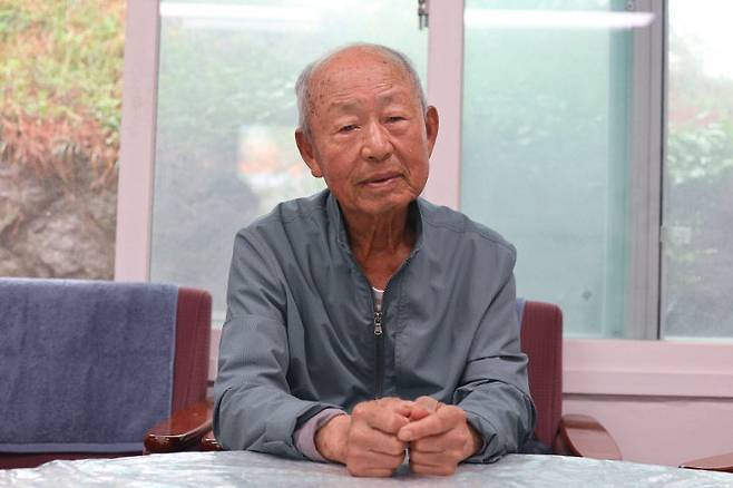 대청호 수몰 주민들이 거주하는 오리골마을을 처음 조성한 송정의(91) 옹이 일제강점기 동구 신상동 방공호에 대한 기억을 설명하고 있다. (사진=임병안 기자)