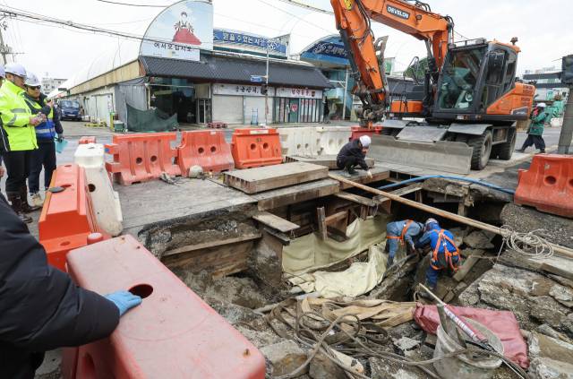 지난 14일 부산 사상구 감전동 새벽시장 맞은편 도로에서 지름 3m, 깊이 2m 싱크홀이 발생했다. 측구 부실이 싱크홀 발생의 주요 원인으로 지목된다. 김종진 기자 kjj1761@