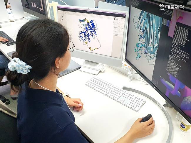 대웅제약의 AI신약팀 직원이 AI 구조 예측 프로그램을 활용하고 있다. /사진=대웅제약