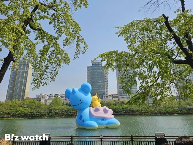 포켓몬코리아가 25일부터 내달 18일까지 잠실 롯데월드몰 및 월드파크 일대에서 '포켓몬 타운 2025'를 개최한다. 사진은 석촌호수를 찾은 16미터 규모의 라프라스와 피카츄 벌룬./사진=김동훈 기자