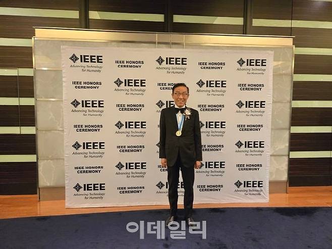 IEEE 로버트 N. 노이스 메달을 수상한 김기남 삼성전자 상임고문.(사진=한국공학한림원)
