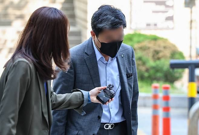 800억 원대 부당대출 의혹을 받는 IBK기업은행 직원이 28일 서울 중앙지방법원에서 열린 구속 전 피의자 심문(영장실질심사)에 출석하고 있다.(사진=연합뉴스)