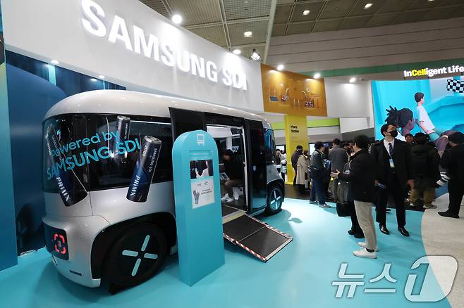 5일 서울 강남구 코엑스에서 개막한 ‘인터배터리 2025’ 삼성SDI 부스를 찾은 관람객이 자율주행차량을 살펴보고 있다. 올해로 13회를 맞이하는 역대 최대규모의 배터리 전문 전시회인 이번 전시는 688개사 2330부스 규모로 7일까지 3일동안 개최된다. 2025.3.5/뉴스1 ⓒ News1 박세연 기자