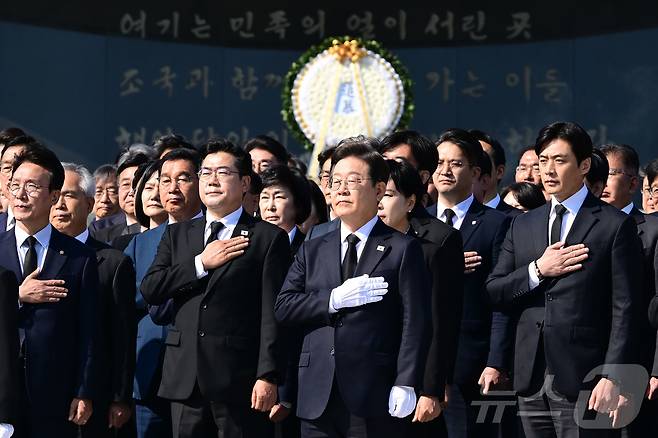 이재명 더불어민주당 대통령선거 후보가 28일 오전 서울 동작구 국립서울현충원에서 현충탑 참배를 마친 국기에 경례하고 있다. (공동취재) 2025.4.28/뉴스1 ⓒ News1 이재명 기자