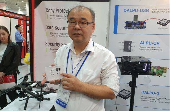 이효승 네오와인 대표가 한 전시장에서 드론에 들어가는 보안칩을 설명하고 있다.