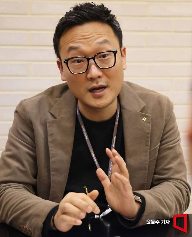 보험업에 19년째 종사중인 오준근 KB손해보험 자동차SIU부장이 아시아경제와 인터뷰하고 있다.