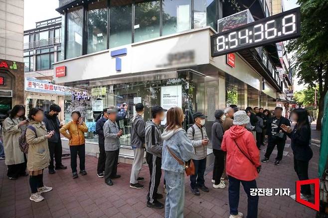 28일 서울 마포구 한 SK텔레콤 공식 인증 대리점을 찾은 고객들이 직원에게 유심 입고 관련 안내를 받고 있다. SK텔레콤은 오늘부터 가입자들에게 유심 무료 교체서비스를 제공할 예정이다.